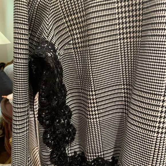 Zara top black in white with black embroidery. Excellent condition - Picture 5 of 8